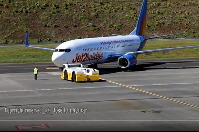 Бортпроводники заперли буйного пассажира в туалете самолета в Турцию после драки со стюардессами