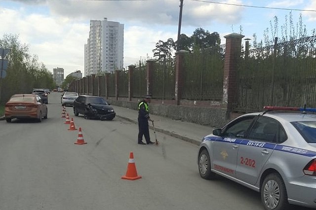 В Екатеринбурге водитель ВАЗ, избегая столкновения, сбил 7-летнюю девочку на тротуаре