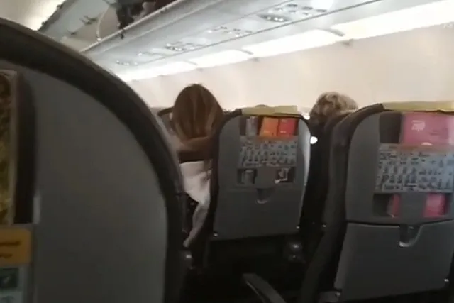 Российские туристы уже 10 часов сидят в самолете в аэропорту Хельсинки