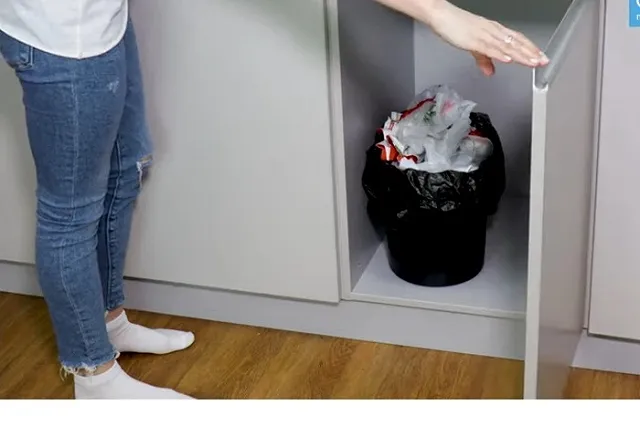 Пожилая жительница Екатеринбурга выкидывает мусор из окна, выходящего на улицу Луначарского