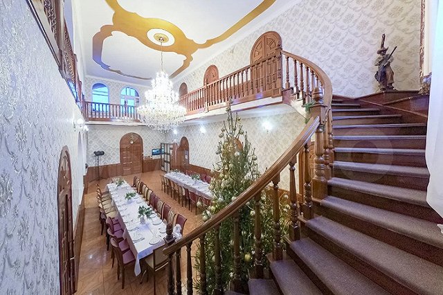 В Екатеринбурге продают коттедж за 55 миллионов рублей с гигантской люстрой