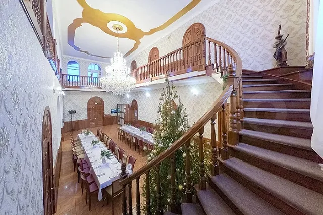 В Екатеринбурге продают коттедж за 55 миллионов рублей с гигантской люстрой