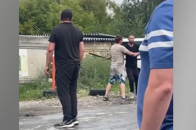 Екатеринбуржец устроил ДТП, а после начал угрожать свидетелям и другим участникам аварии