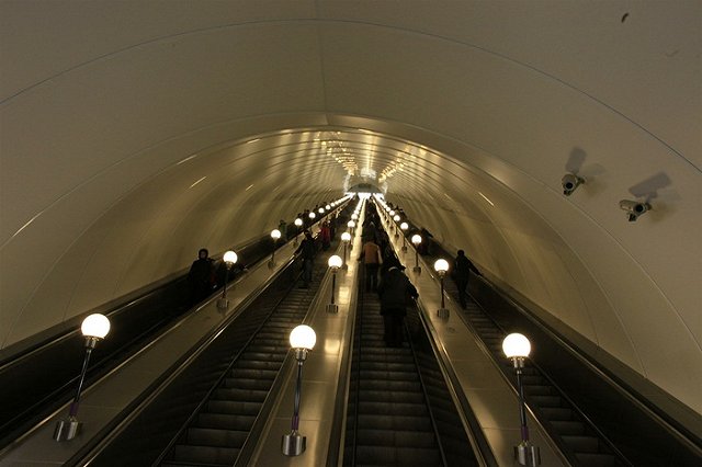 Пьяный сотрудник разбился в московском метро, катаясь на эскалаторе