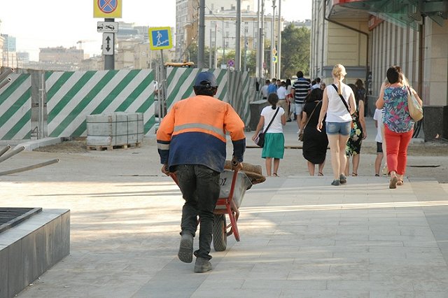 Жен и детей мигрантов лишат российских медицинских полисов