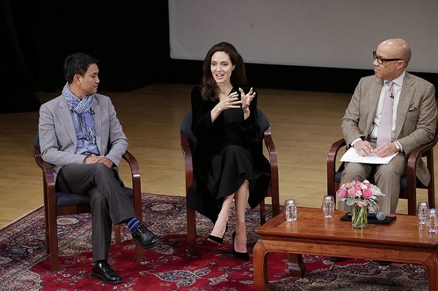 Дети Анджелины Джоли занялись изучением русского языка вместо посещения школы