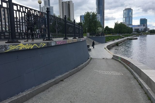 Гранитную набережную опять перекрашивают — теперь она тёмно-серая