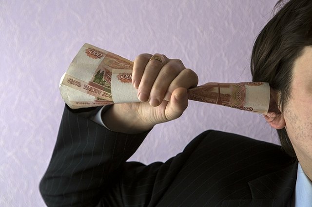 На просьбу говорить громче чиновник порекомендовал пенсионеру слуховой аппарат