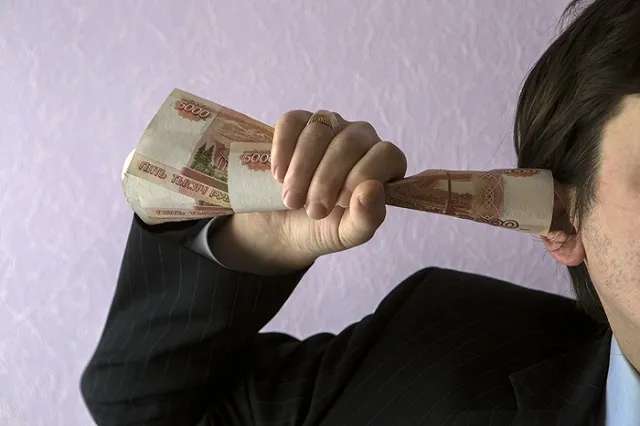 На просьбу говорить громче чиновник порекомендовал пенсионеру слуховой аппарат