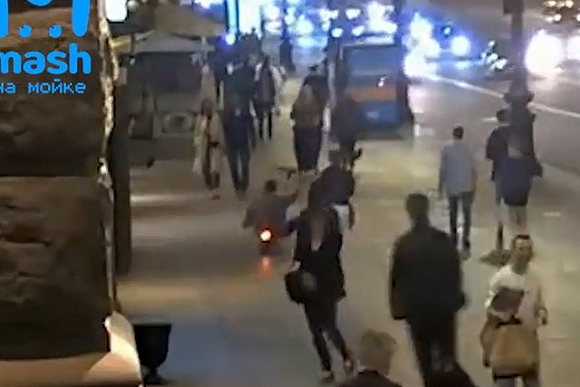 Компания ребят на электросамокатах устроила драку с пешеходами — видео