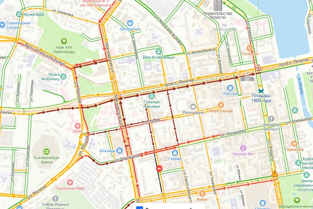 Екатеринбург встал в огромную пробку из-за елей у мэрии