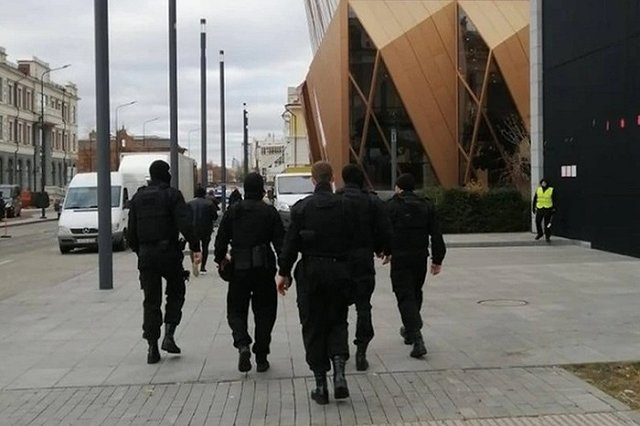 «Люди в шоке». Им не сказали, что около здания РМК в Екатеринбурге снимают экшен