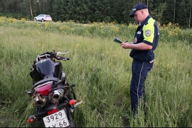 Погибли оба: под Екатеринбургом на опасной дороге столкнулись байкер и велосипедист