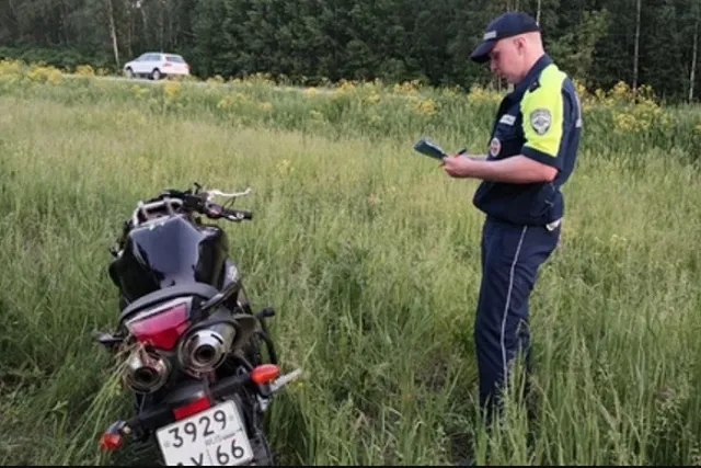 Погибли оба: под Екатеринбургом на опасной дороге столкнулись байкер и велосипедист
