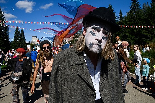 Что случилось? Сотни людей в необычных костюмах заметили в Екатеринбурге (ФОТО)