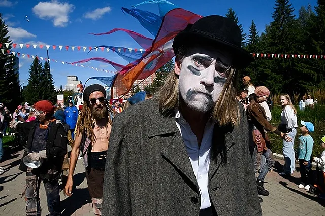 Что случилось? Сотни людей в необычных костюмах заметили в Екатеринбурге (ФОТО)