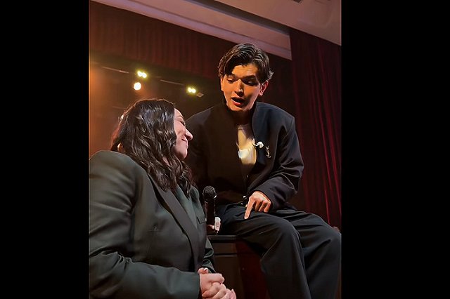 В Казахстане отменили концерты Akmal после скандала с желто-синим пакетом