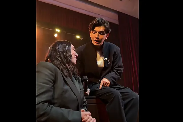 В Казахстане отменили концерты Akmal после скандала с желто-синим пакетом