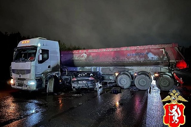 Водитель Mitsubishi погиб, врезавшись в разворачивающийся на ЕКАД «длинномер»