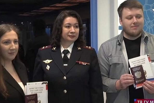 Свердловские полицейские вручили паре из Казахстана российские паспорта