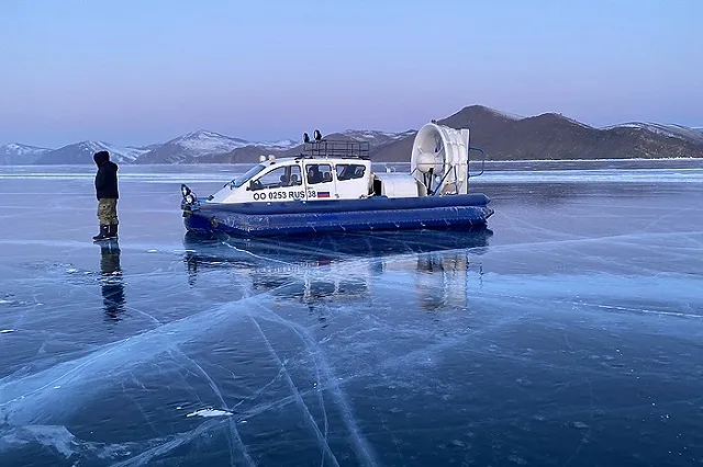 Восемь человек погибли на Байкале, провалившись под лёд
