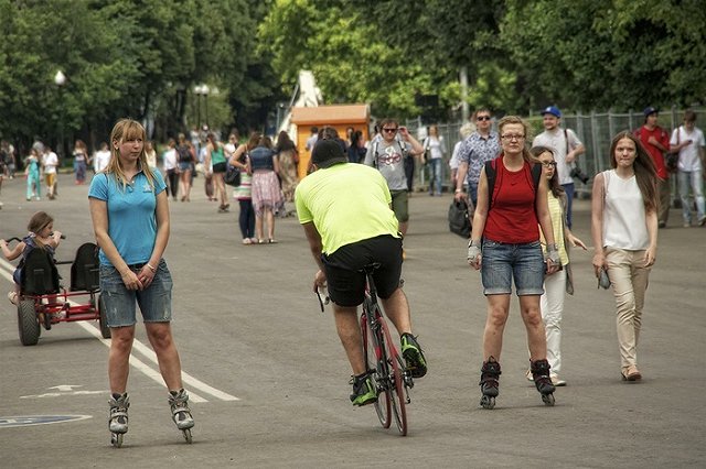 BMW администрации президента сбил велосипедиста во время гонки в честь 9 Мая