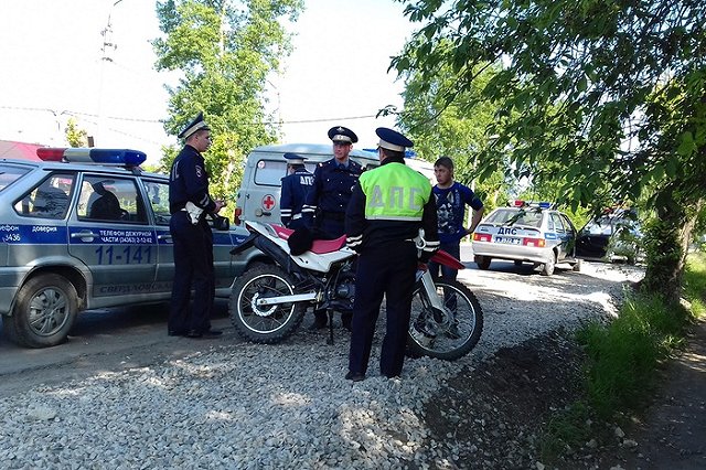 Мотоциклист-бесправник покалечил женщину на пешеходном переходе в Артемовском