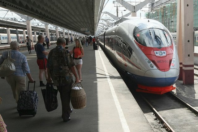 Спешившая на «Сапсан» девушка выбила стеклянную дверь автобуса