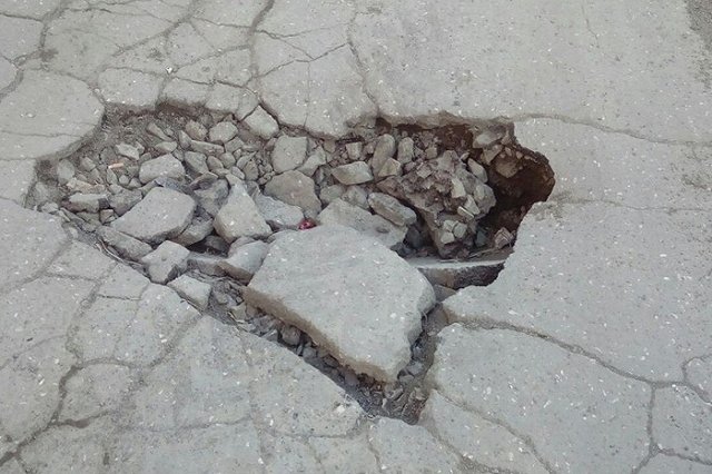 Дорожники Ревды «порадовали» горожан провалом в форме сердечка