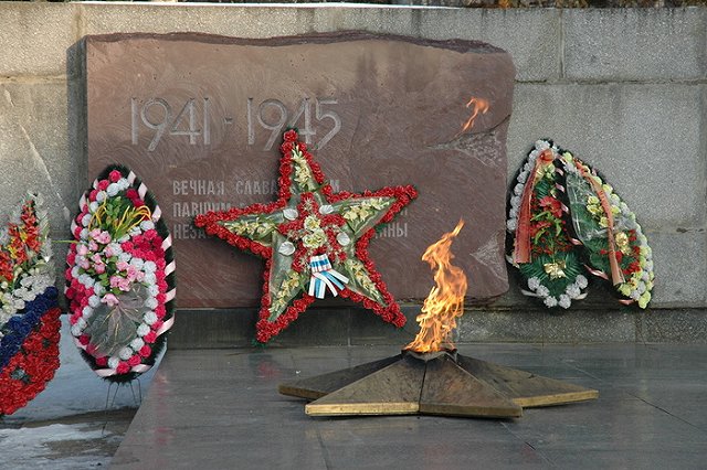 Вечный огонь в Киеве залили цементом