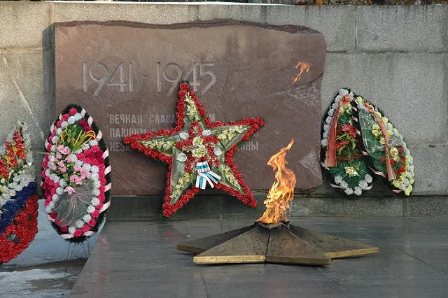 Вечный огонь в Киеве залили цементом