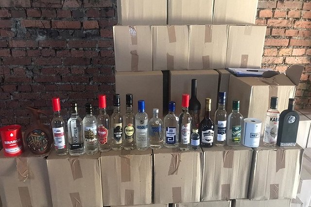 В Екатеринбурге нашли подпольный склад, где хранилось 50 тысяч литров алкоголя
