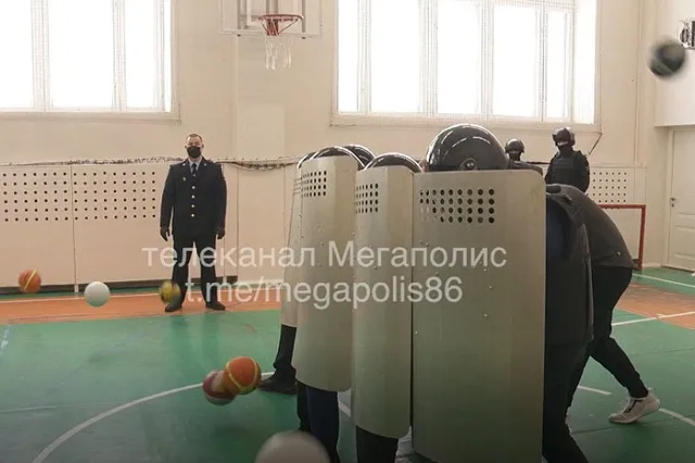 В школе полицейские разыграли «акцию протеста» с подростками — видео