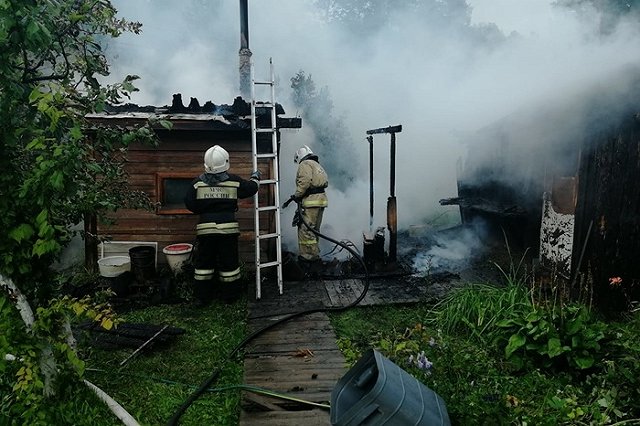 «Буду смотреть и снимать, как этот дом горит»: в Серове мужчина попытался сжечь дом в прямом эфире