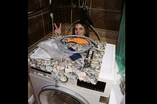 Из сети DNS уволили сотрудницу, подключившую покупательнице стиральную машину