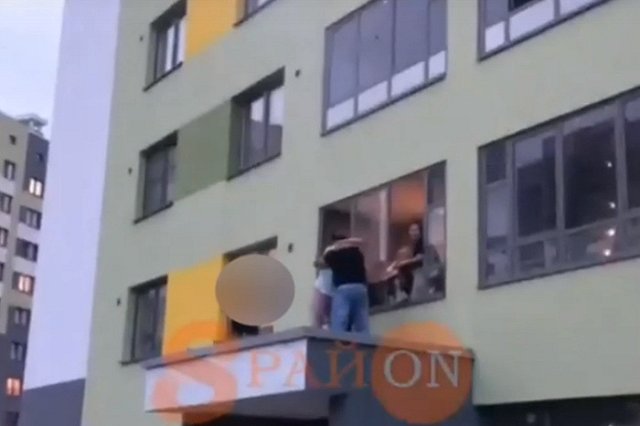 В Верхней Пышме жители запустили фейерверк с козырька подъезда