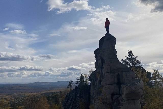 Хотела сделать фотографию: на Урале погибла школьница, упав со скалы