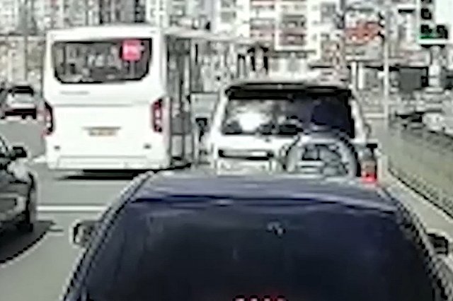 На Юго-Западе водитель автобуса повернул на красный, чтобы объехать пробку