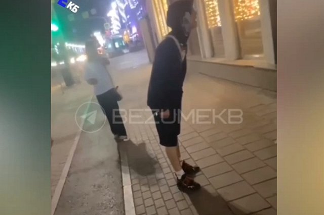 В Екатеринбурге подросток набросился на охранника KFC