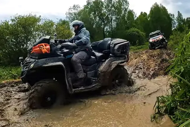 Отец с двумя дочерьми упал с крыши на квадроцикле в Приморье