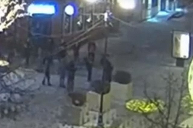 Уралец с дубинкой напал на прохожих. Один из пострадавших начал отстреливаться — видео