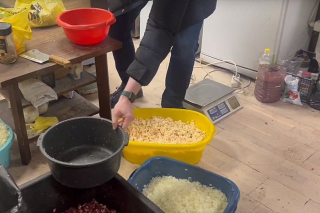 В Екатеринбурге накрыли шаурмечную, в которой еда лежала вперемешку с помоями