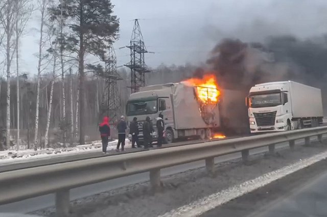 Движение затруднено: на Пермском тракте загорелась фура
