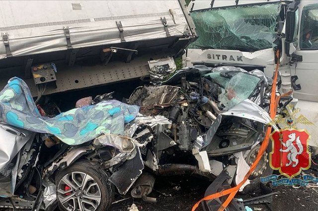 Четыре человека в легковушке погибли в страшном ДТП на трассе Екатеринбург-Тюмень