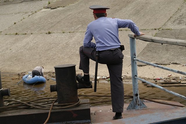 Делом о выложенной полицейским фотографии голого задержанного займется СК
