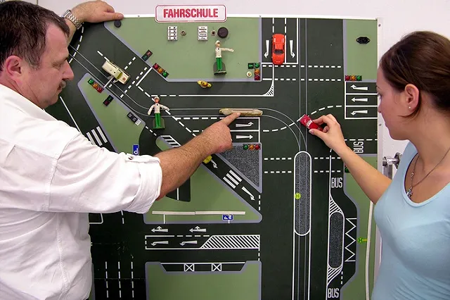 Сдавать на права в РФ станет сложнее и дольше