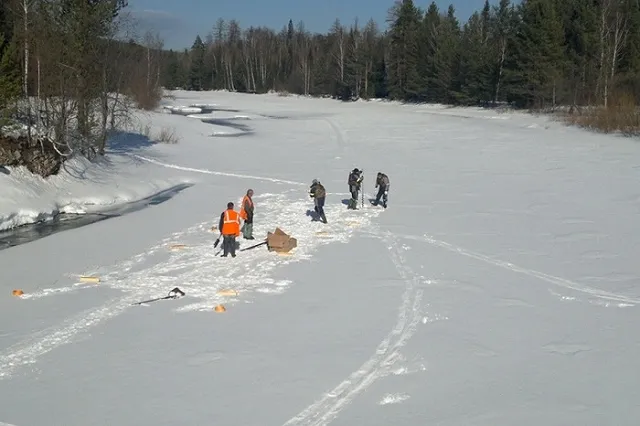 В области для предотвращения заторов начаты работы по подрывам и бурению льда