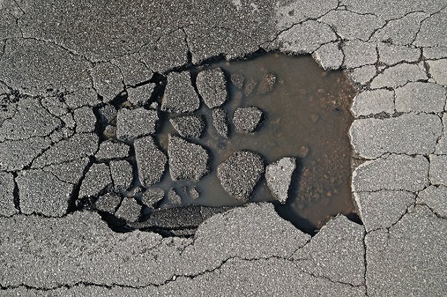 Колейность и ямы. ГИБДД нашла на свердловских дорогах 3500 недостатков