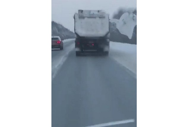 ВИДЕО: Незакрытый тентом мусоровоз завалил пластиком Серовский тракт