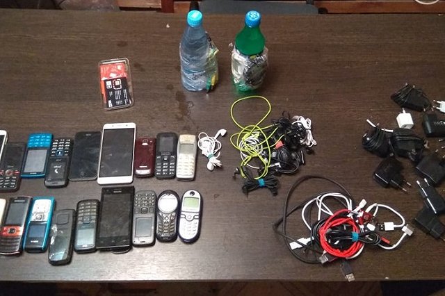 До заключенных колонии в поселке Гари не долетели 19 мобильников и литр спирта